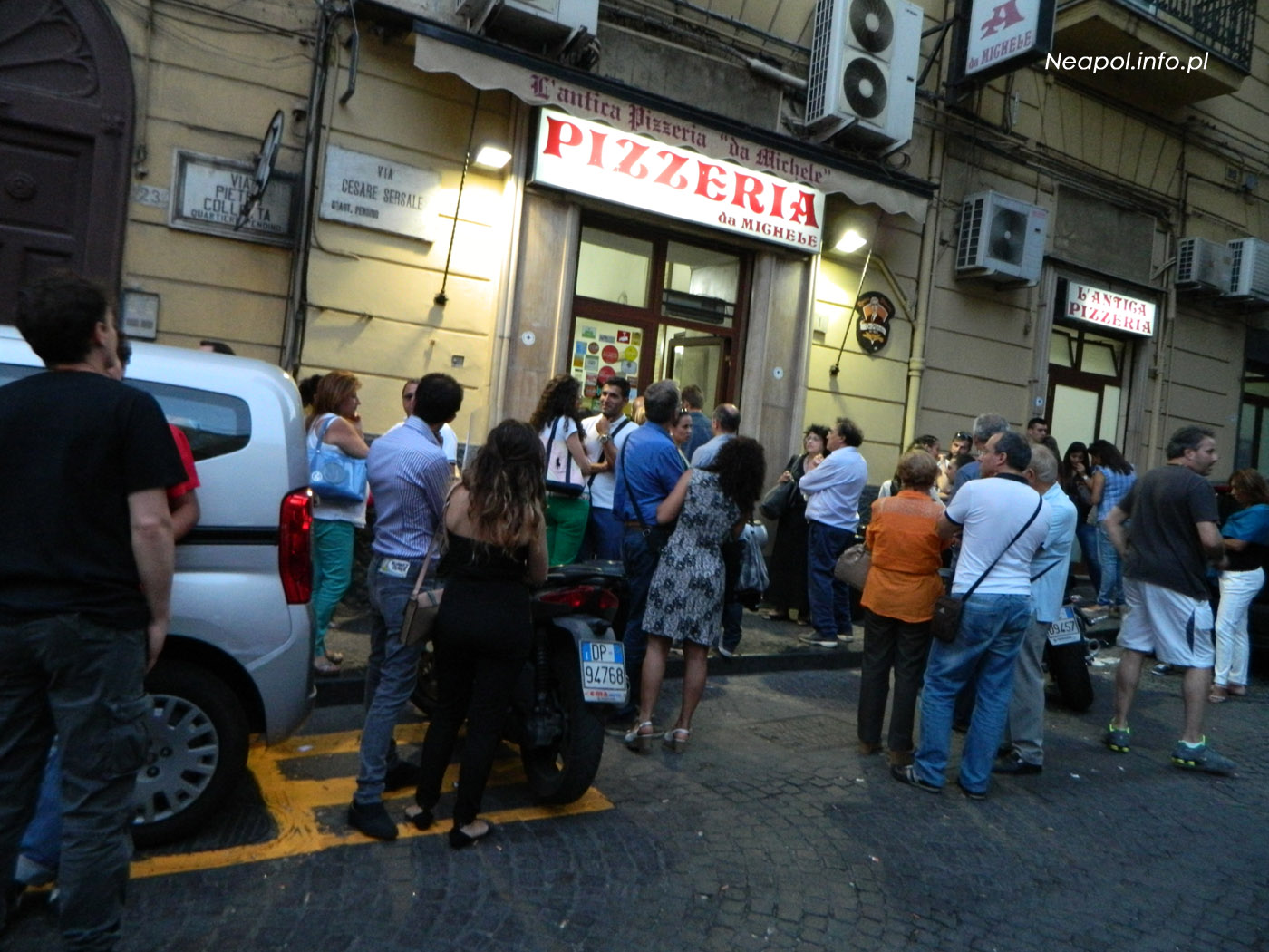 Kolejka przed pizzerią Da Michele